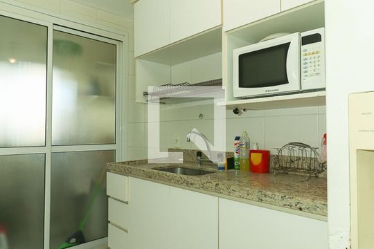 Cozinha de apartamento para alugar com 2 quartos, 70m² em Passo da Areia, Porto Alegre