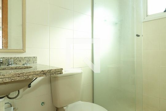 Banheiro da Suíte de apartamento para alugar com 2 quartos, 70m² em Passo da Areia, Porto Alegre