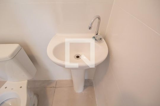 Banheiro de casa para alugar com 1 quarto, 20m² em Conceição, Osasco