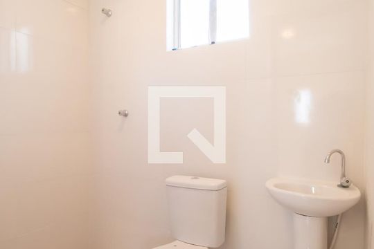 Banheiro de casa para alugar com 1 quarto, 20m² em Conceição, Osasco