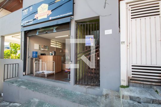 Fachada de casa para alugar com 1 quarto, 20m² em Conceição, Osasco