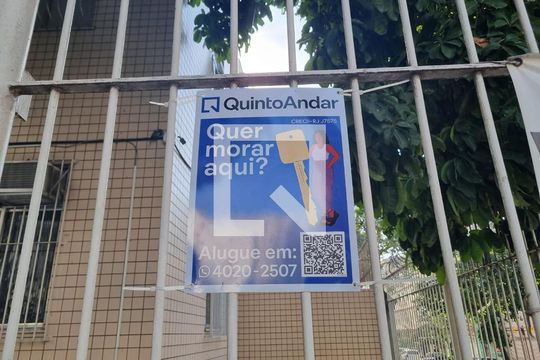 Placa de apartamento para alugar com 2 quartos, 70m² em Rio Comprido, Rio de Janeiro