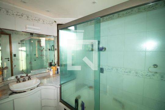Banheiro da suite de apartamento à venda com 3 quartos, 330m² em Vila Albertina, São Paulo