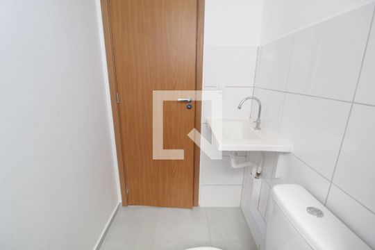Banheiro Social de apartamento para alugar com 2 quartos, 45m² em Chácaras Tubalina E Quartel, Uberlândia