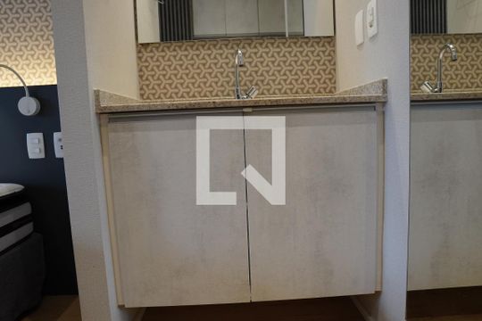 Banheiro de kitnet/studio para alugar com 1 quarto, 25m² em Vila Madalena, São Paulo