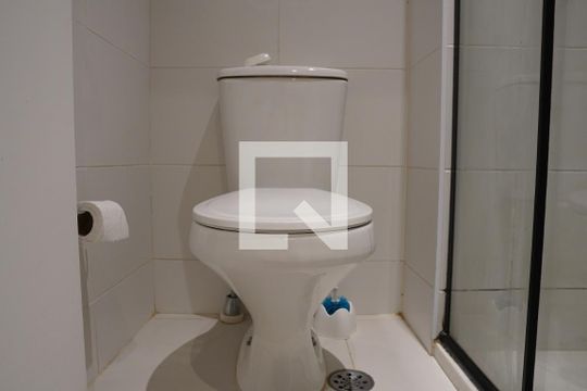 Banheiro de kitnet/studio para alugar com 1 quarto, 25m² em Vila Madalena, São Paulo