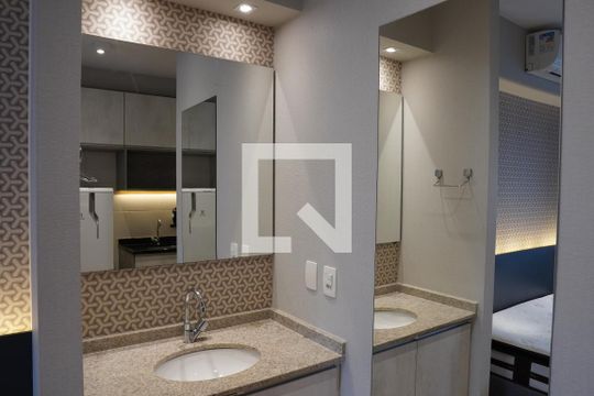 Banheiro de kitnet/studio para alugar com 1 quarto, 25m² em Vila Madalena, São Paulo