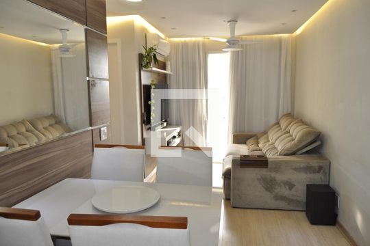 Sala de apartamento para alugar com 3 quartos, 66m² em Del Castilho, Rio de Janeiro