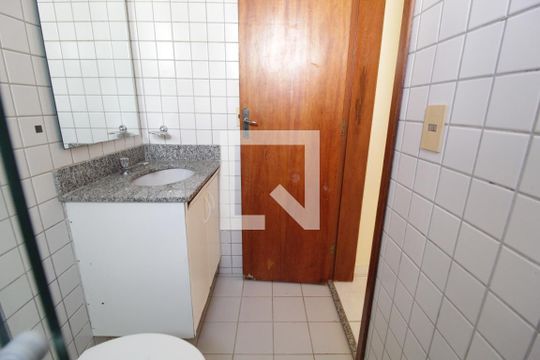 Banheiro Social de apartamento para alugar com 2 quartos, 62m² em Patrimônio, Uberlândia