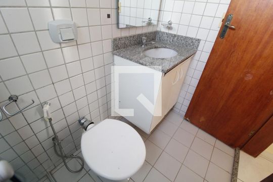 Banheiro Social de apartamento para alugar com 2 quartos, 62m² em Patrimônio, Uberlândia