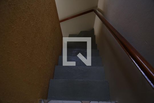 Escada de casa à venda com 3 quartos, 160m² em Jardim Santo Elias, São Paulo