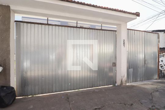 Fachada de casa à venda com 1 quarto, 70m² em Chora Menino, São Paulo