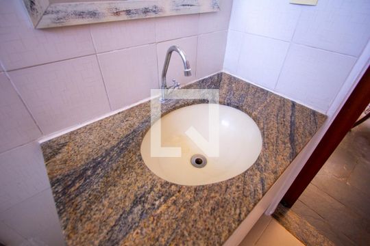 Banheiro de apartamento para alugar com 2 quartos, 60m² em Santa Rosa, Niterói