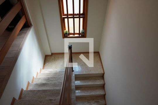 Escada de casa à venda com 3 quartos, 143m² em Vila Madalena, São Paulo