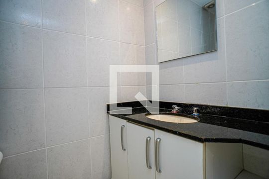 Banheiro de apartamento à venda com 1 quarto, 75m² em Camboinhas, Niterói