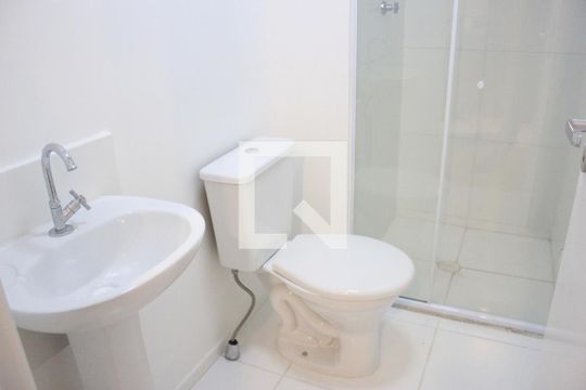Banheiro de kitnet/studio para alugar com 1 quarto, 28m² em Vila das Bandeiras, Guarulhos