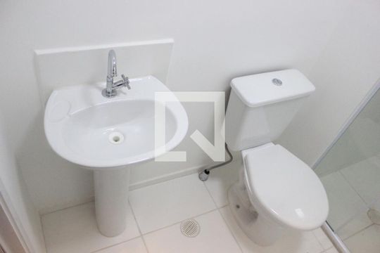 Banheiro de kitnet/studio para alugar com 1 quarto, 28m² em Vila das Bandeiras, Guarulhos
