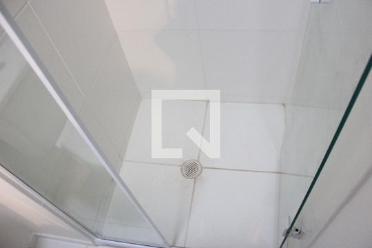 Banheiro de kitnet/studio para alugar com 1 quarto, 28m² em Vila das Bandeiras, Guarulhos