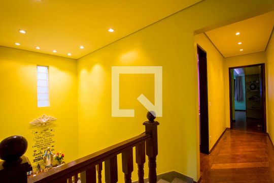 Corredor de casa à venda com 3 quartos, 170m² em Vila Gilda, Santo André