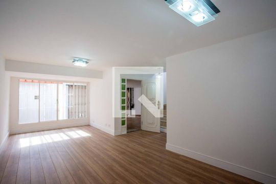 Casa para alugar com 3 quartos, 200m² em Jardim Aeroporto, São Paulo