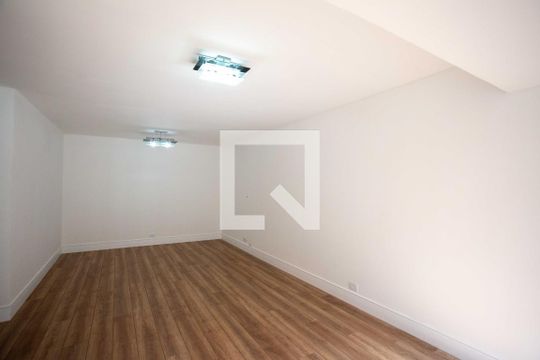 Sala de casa para alugar com 3 quartos, 200m² em Jardim Aeroporto, São Paulo