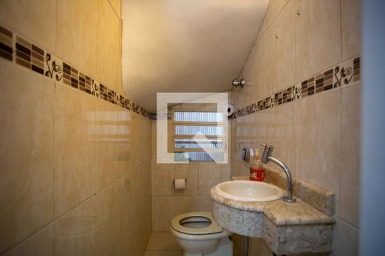 Lavabo de casa para alugar com 3 quartos, 200m² em Jardim Aeroporto, São Paulo