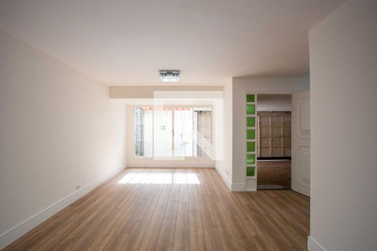 Sala de casa à venda com 3 quartos, 200m² em Jardim Aeroporto, São Paulo