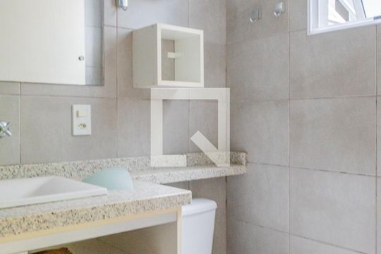 Banheiro de apartamento para alugar com 1 quarto, 67m² em Ipanema, Porto Alegre