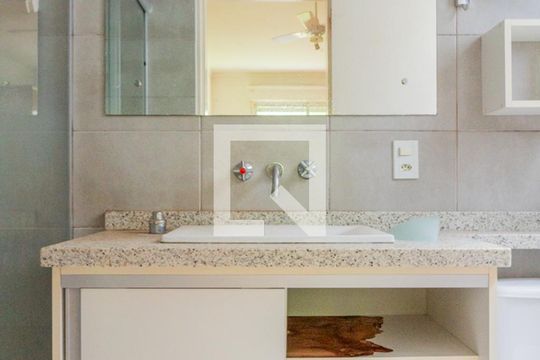 Banheiro de apartamento para alugar com 1 quarto, 67m² em Ipanema, Porto Alegre