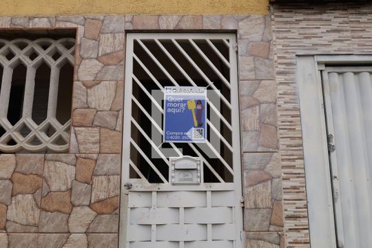 Placa instalada no portão de entrada de casa à venda com 3 quartos, 27m² em Conjunto Residencial José Bonifácio, São Paulo