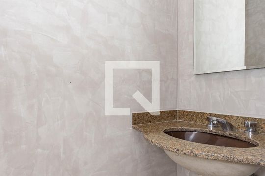 Suíte 1 de casa para alugar com 3 quartos, 270m² em Vila Liviero, São Paulo
