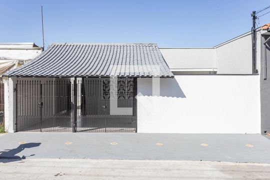 Fachada de casa para alugar com 3 quartos, 270m² em Vila Liviero, São Paulo