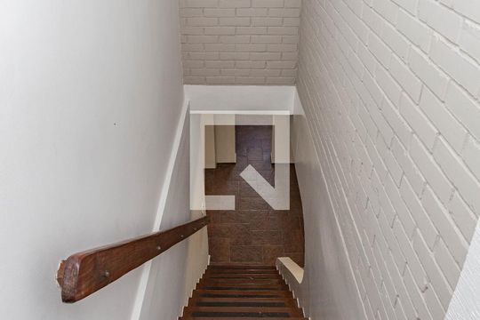 Escadas de casa para alugar com 3 quartos, 270m² em Vila Liviero, São Paulo
