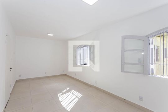 Suíte 1 de casa para alugar com 3 quartos, 270m² em Vila Liviero, São Paulo
