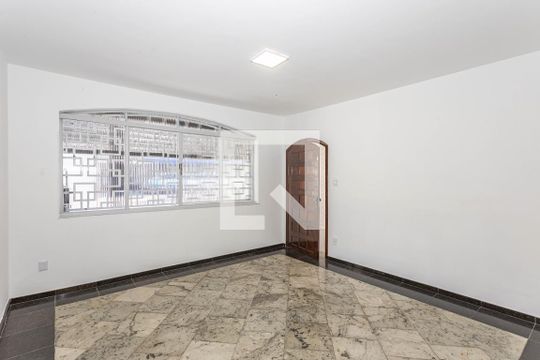 Casa para alugar com 3 quartos, 270m² em Vila Liviero, São Paulo