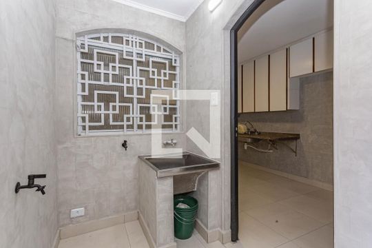 Área de Serviços de casa para alugar com 3 quartos, 270m² em Vila Liviero, São Paulo