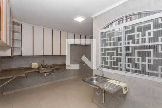 Cozinha de casa para alugar com 3 quartos, 270m² em Vila Liviero, São Paulo