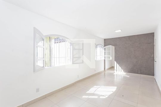 Suíte 1 de casa para alugar com 3 quartos, 270m² em Vila Liviero, São Paulo