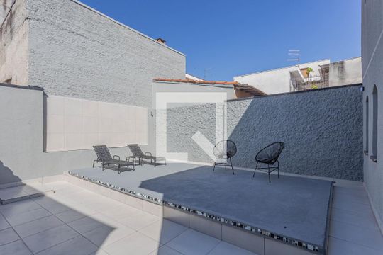 Quintal de casa para alugar com 3 quartos, 270m² em Vila Liviero, São Paulo