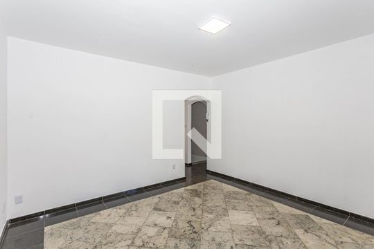 Sala de casa para alugar com 3 quartos, 270m² em Vila Liviero, São Paulo