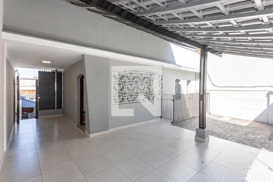 Garagem de casa para alugar com 3 quartos, 270m² em Vila Liviero, São Paulo