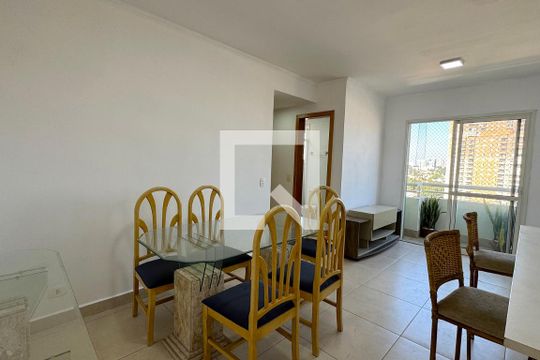 Sala de apartamento à venda com 2 quartos, 60m² em Jardim Tupanci, Barueri
