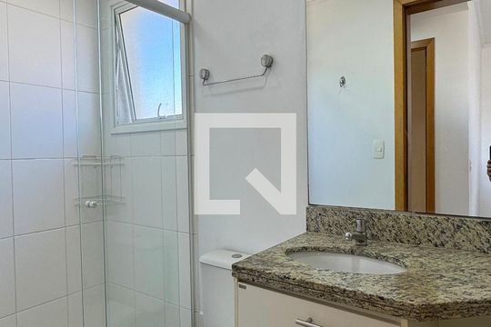 Banheiro de apartamento à venda com 2 quartos, 60m² em Jardim Tupanci, Barueri