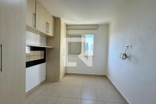 Quarto 1 de apartamento à venda com 2 quartos, 60m² em Jardim Tupanci, Barueri