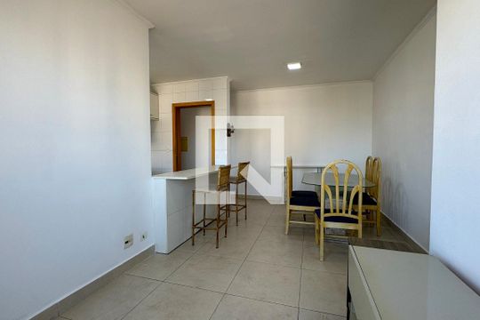 Sala de apartamento à venda com 2 quartos, 60m² em Jardim Tupanci, Barueri