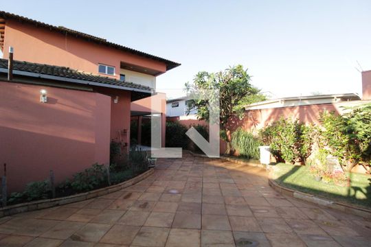 Quintal de casa para alugar com 5 quartos, 370m² em Umuarama, Uberlândia