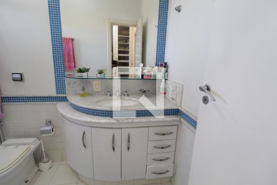 Banheiro da Suíte 1 de casa para alugar com 5 quartos, 370m² em Umuarama, Uberlândia