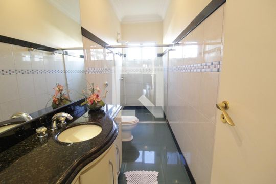 Banheiro Social de casa para alugar com 5 quartos, 370m² em Umuarama, Uberlândia
