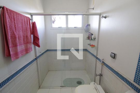 Banheiro da Suíte 1 de casa para alugar com 5 quartos, 370m² em Umuarama, Uberlândia
