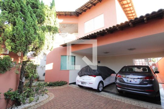 Garagem de casa para alugar com 5 quartos, 370m² em Umuarama, Uberlândia